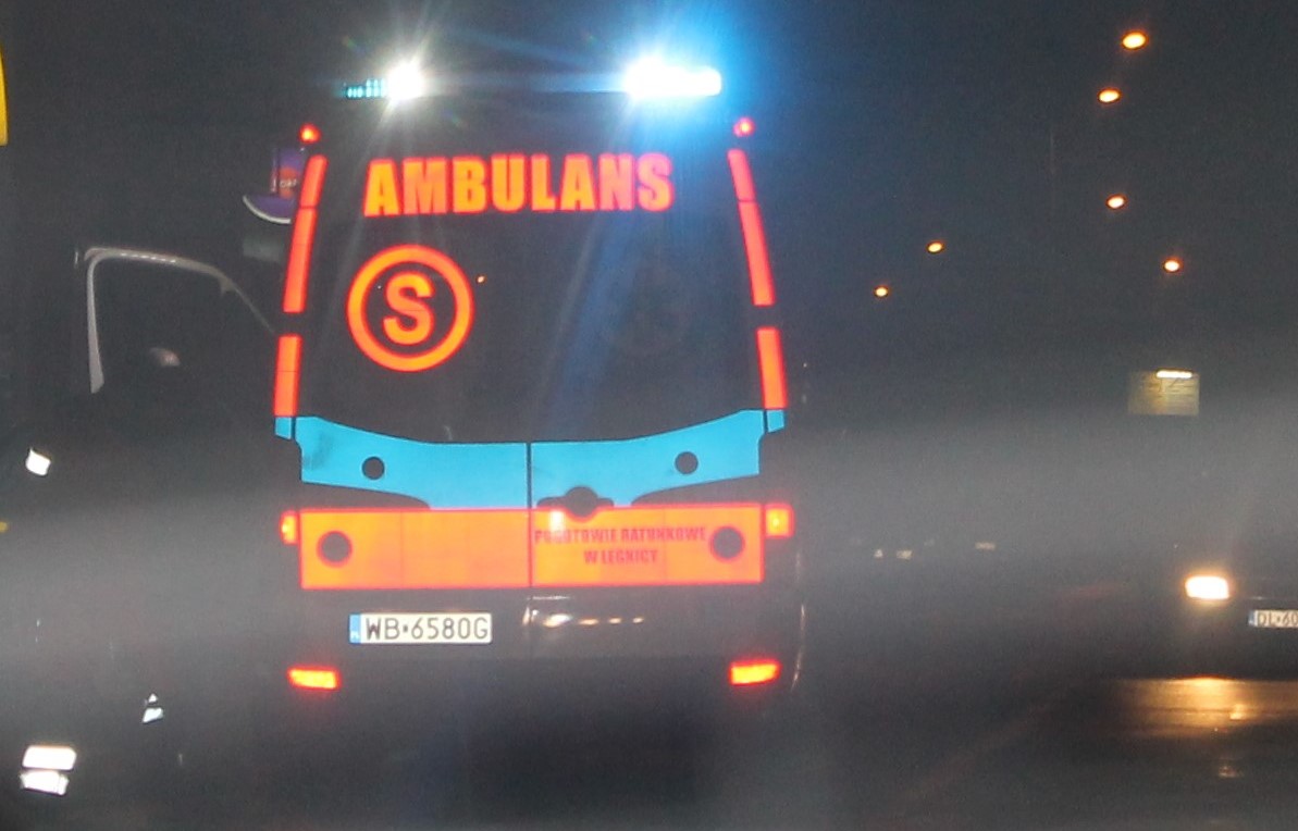 Potrącenie pieszej w Zębowicach. Kobieta po uderzeniu znalazła się pod drugim pojazdem
