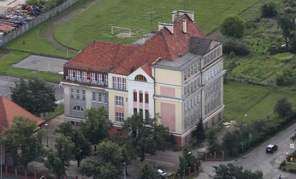 Rada miejska podjęła uchwałę ws. popadającej w ruinę szkoły