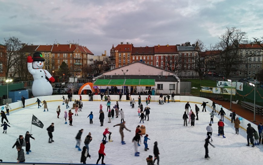 Droższe bilety na basen i lodowisko w Legnicy. Miasto tłumaczy się z podwyżek