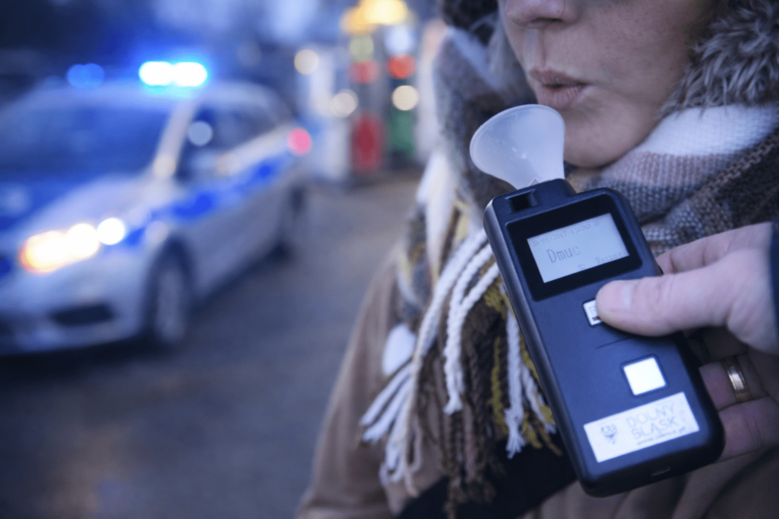 „Drzemka” przy dystrybutorze i 1,2 promila. Pijana kierująca zatrzymana w centrum Legnicy