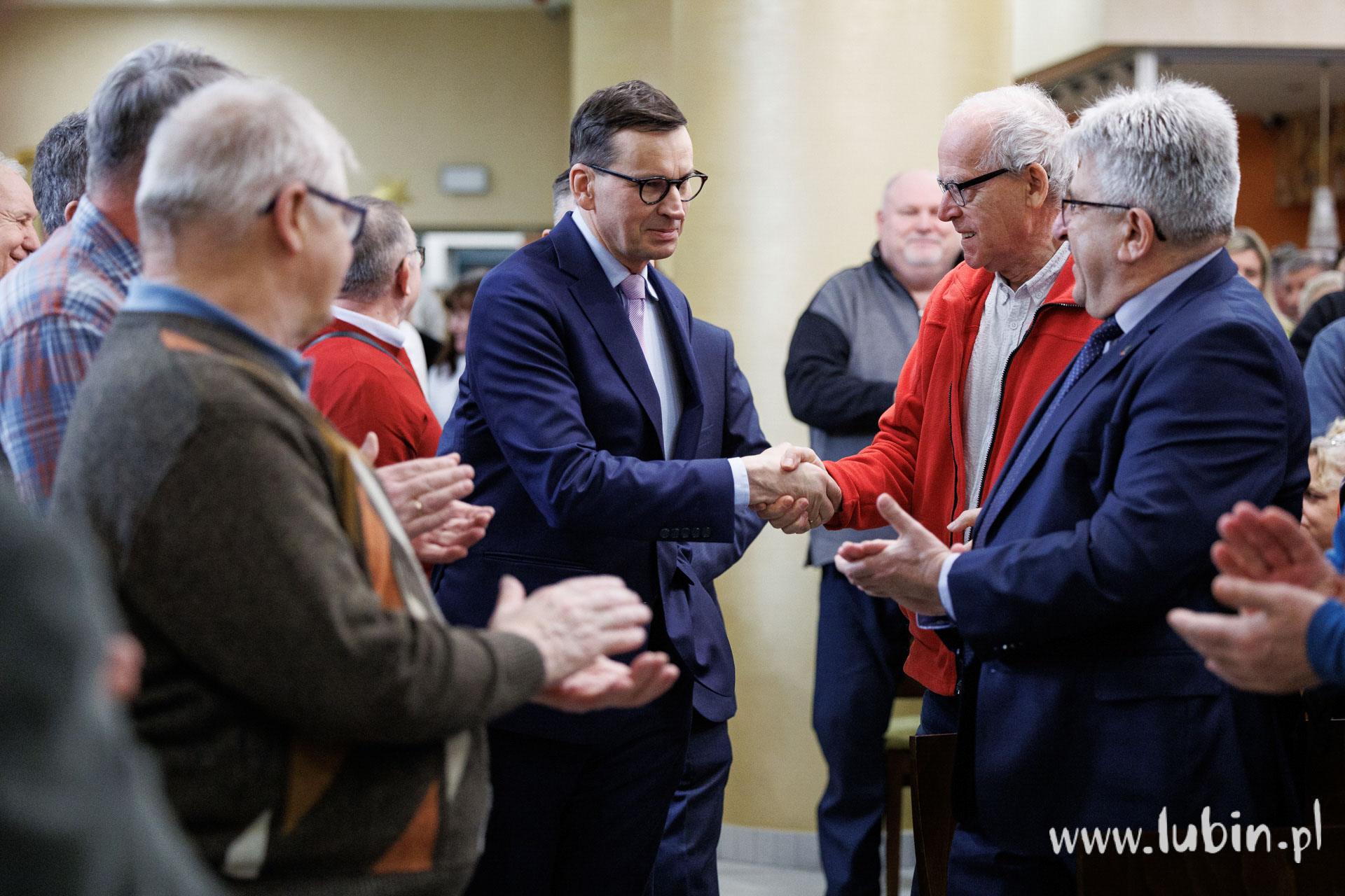 „Nie będzie zgody na reżim”. Mateusz Morawiecki w Lubinie mobilizuje prawicę