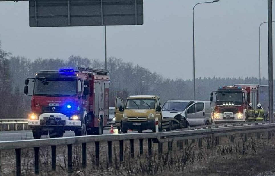 Utrudnienia na S3 między Legnicą a Lubinem. Bus wjechał w barierkę