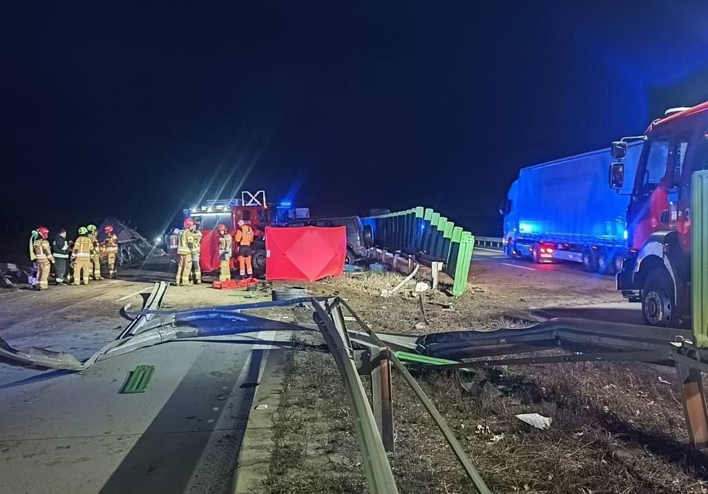 Dramat na A4 pod Legnicą. Tir przebił bariery i wpadł na przeciwległy pas – jedna osoba nie żyje [AKTUALIZACJA]