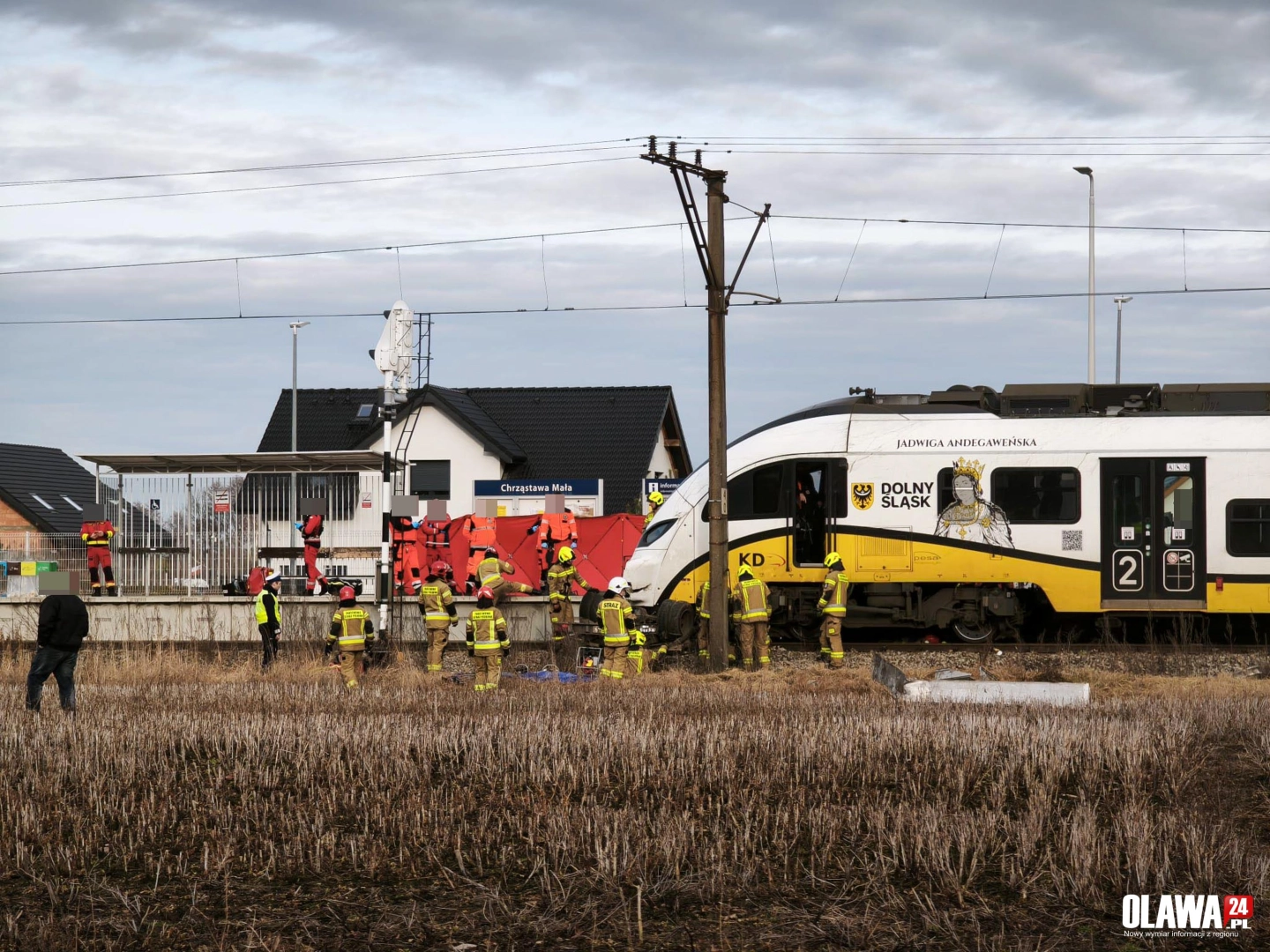 Tragiczny wypadek pod Wrocławiem. Dostawcze auto wjechało pod pociąg KD [AKTUALIZACJA]