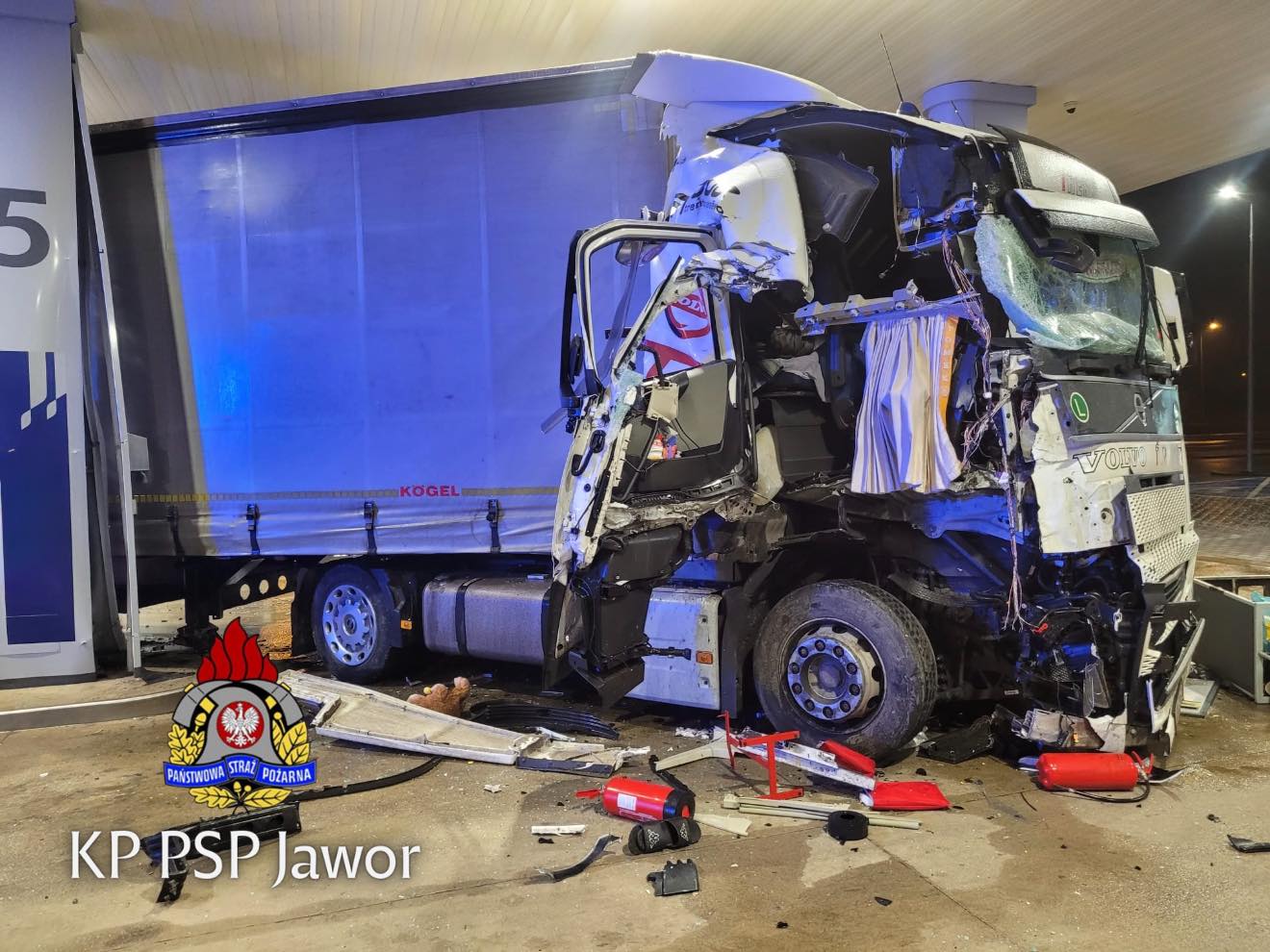 Ślisko jak na lodowisku! Ciężarówka uderzyła w słup na stacji przy S3