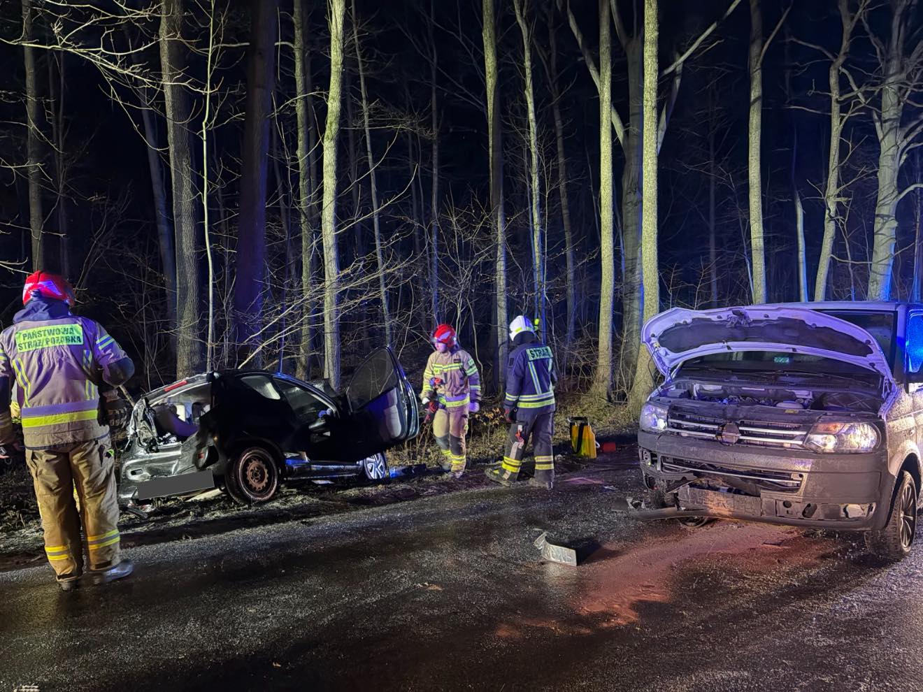 Groźny wypadek pod Jaworem. Czołowe zderzenie busa z osobówką. Na drodze była szklanka!