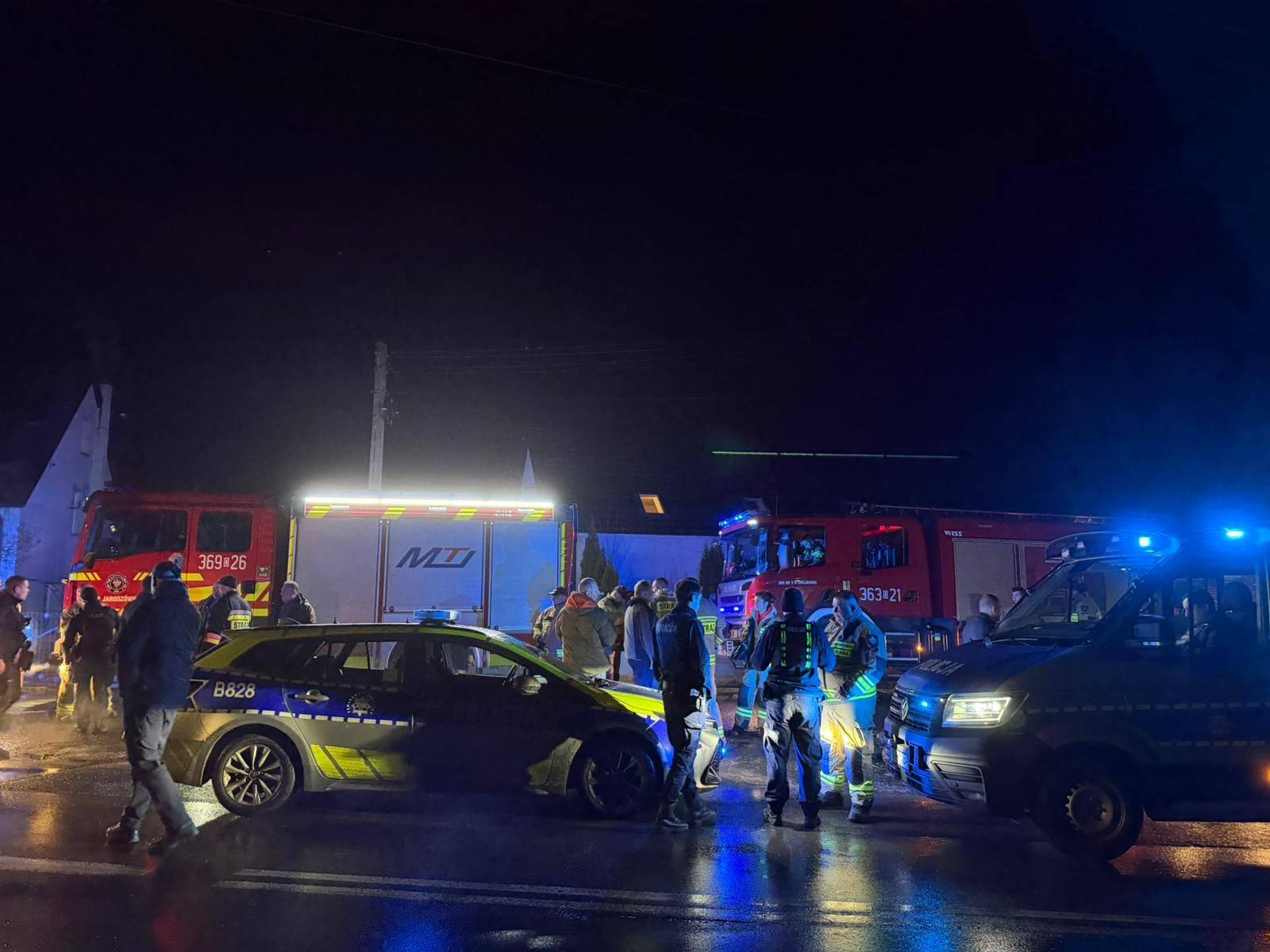 Nocna akcja w Jaroszówce. Seniora z Alzheimerem szukali policjanci, strażacy i sąsiedzi