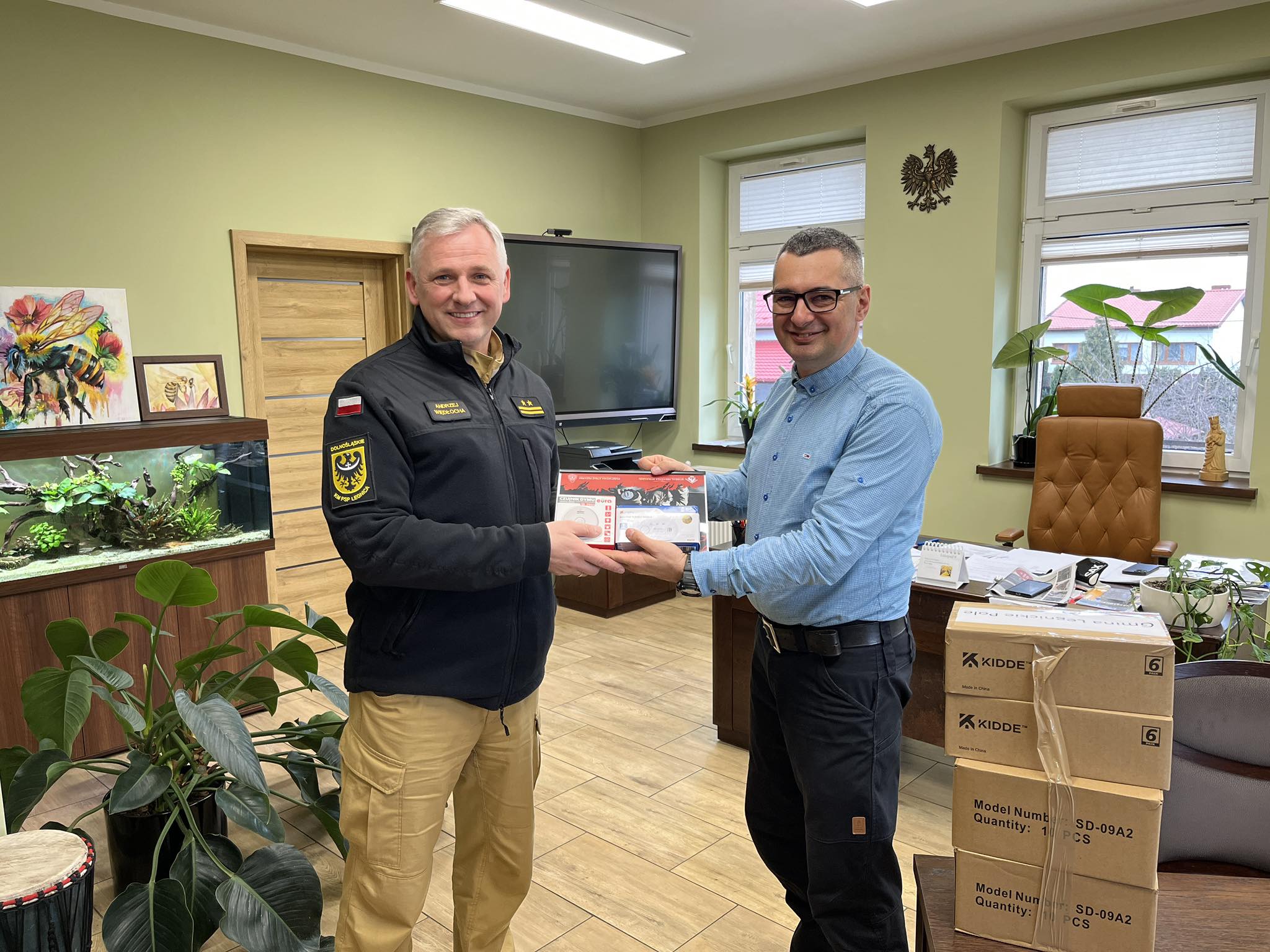 Czujniki, które mogą uratować życie! Strażacy rozdają je mieszkańcom powiatu legnickiego