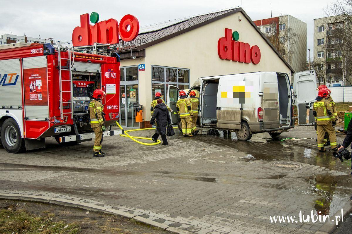 Bus znanej firmy kurierskiej nagle stanął w płomieniach
