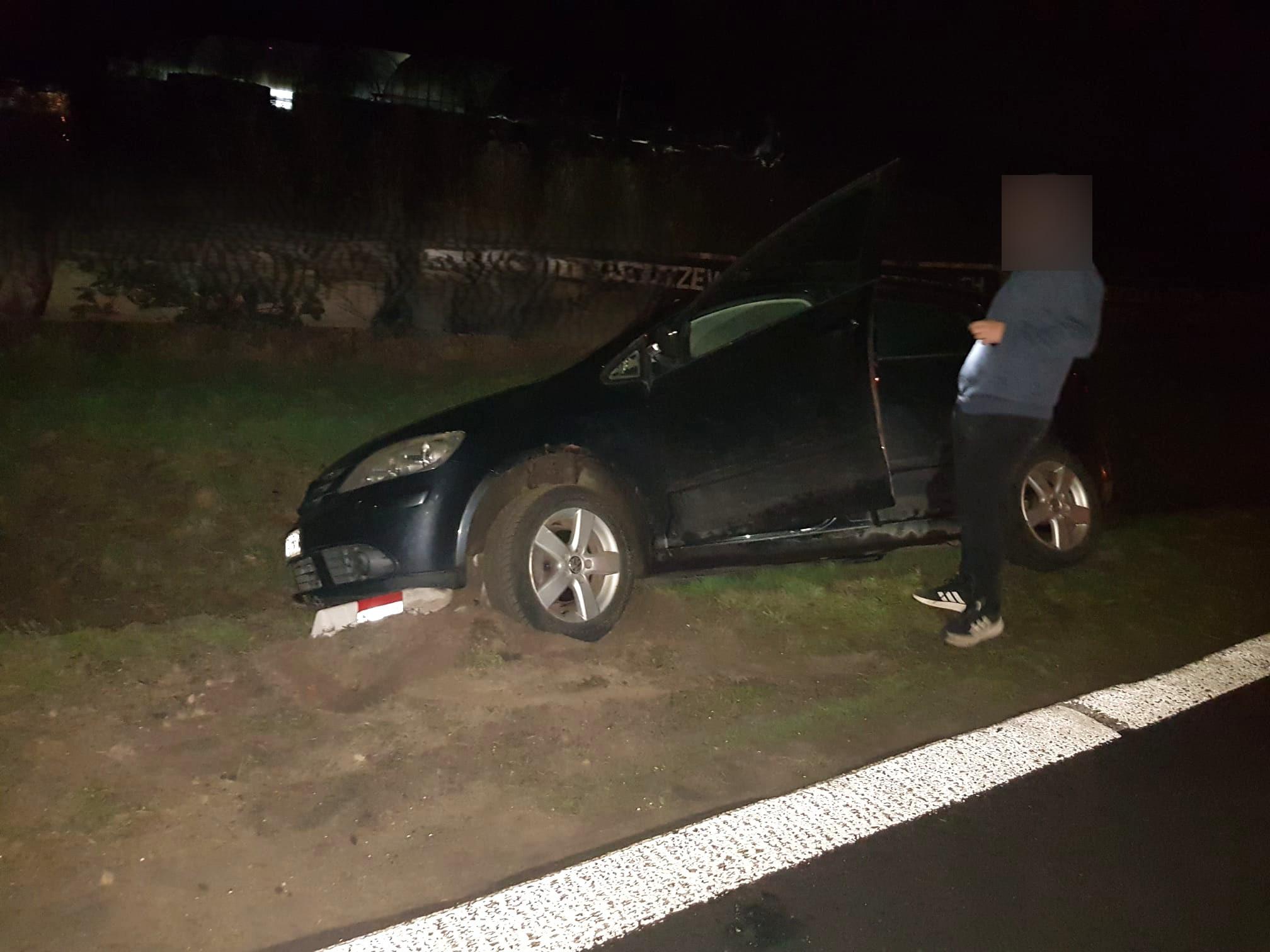 Miał ponad 2 promile i próbował wyjechać z rowu. Zatrzymali go wracający ze służby policjanci