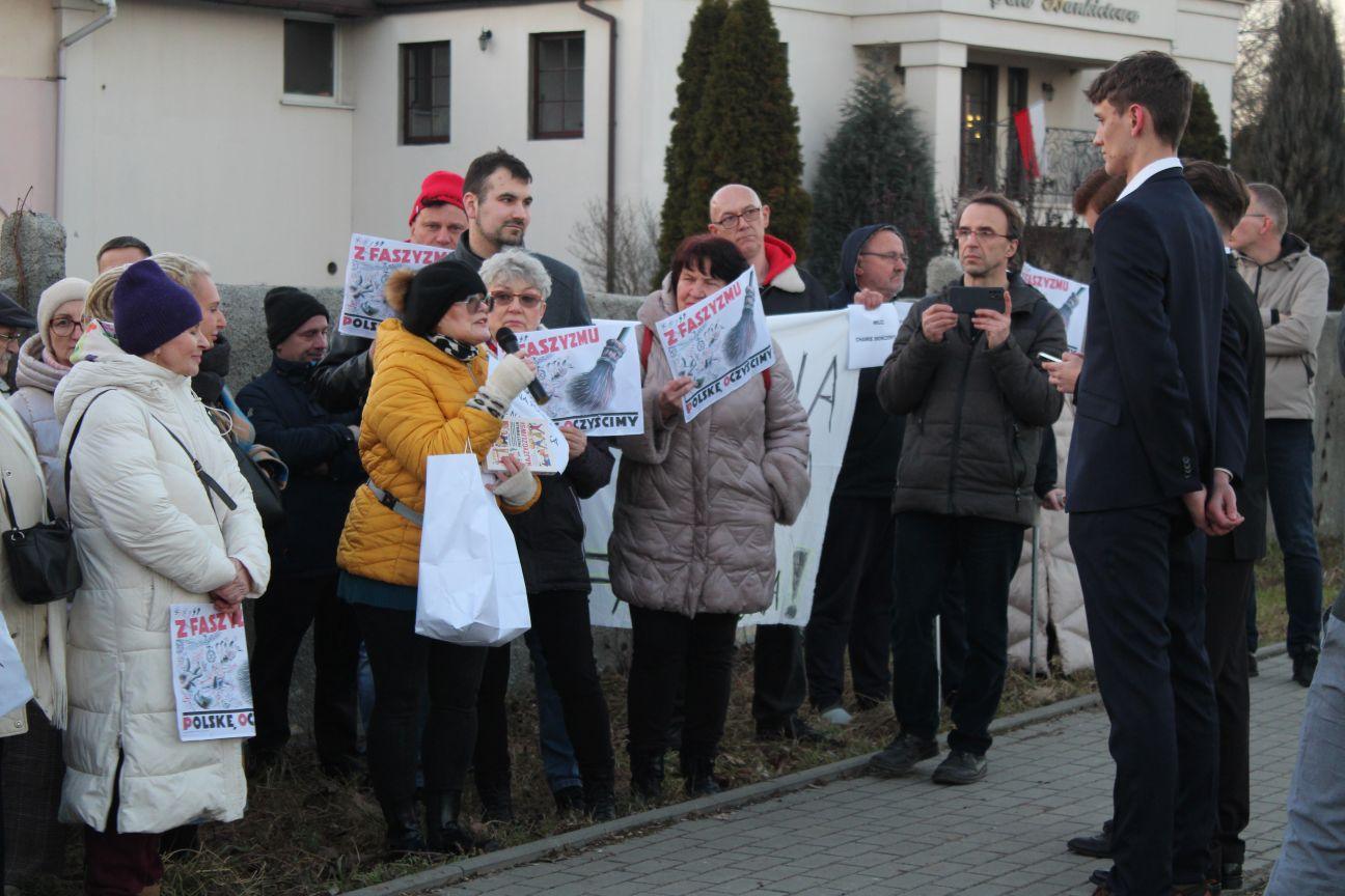 Legnicka nauczycielka i radna z PRL-owskim plakatem porównującym AK do faszyzmu