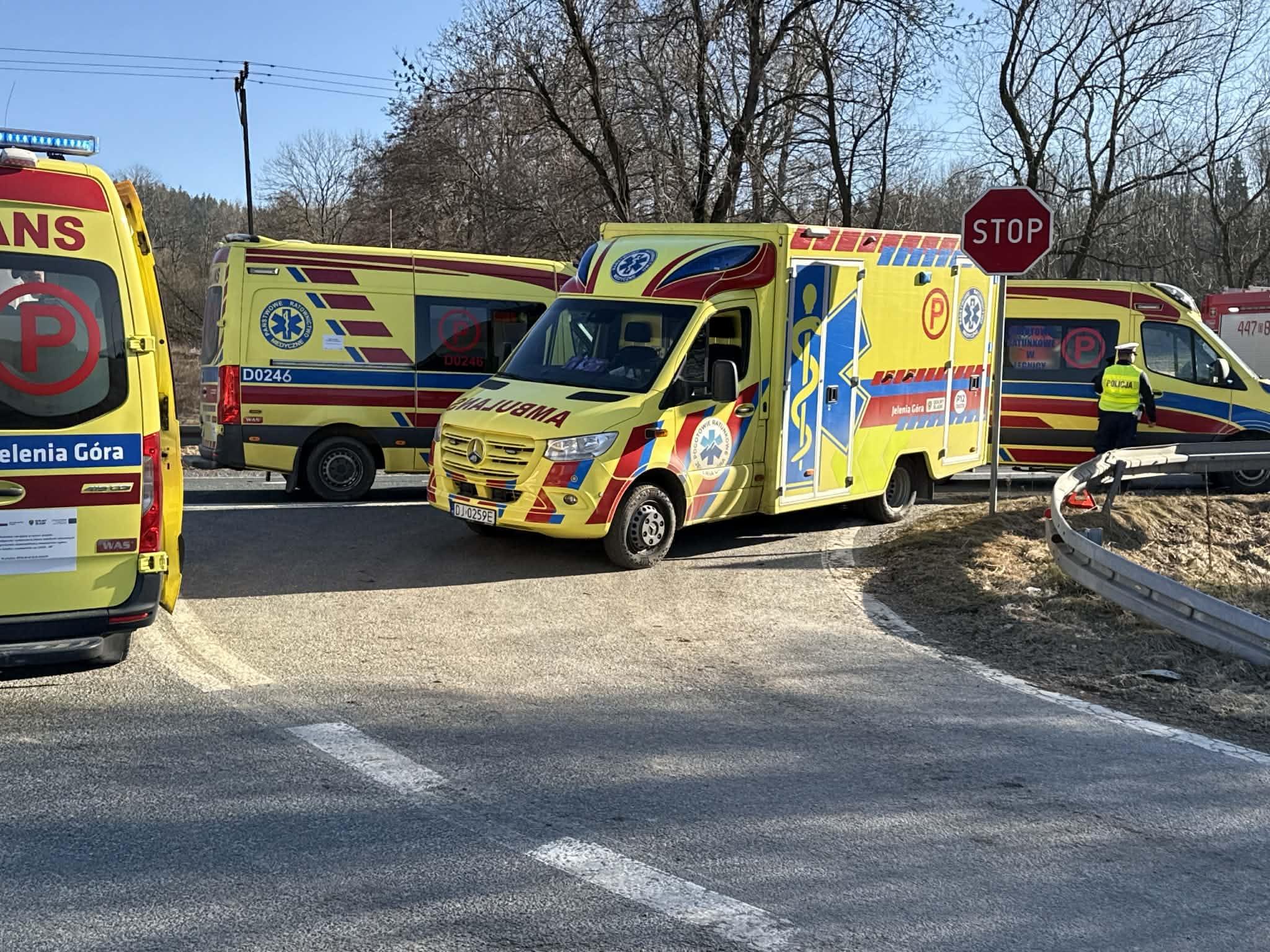 Groźny wpadek na trasie Legnica – Jelenia Góra. Są poszkodowani