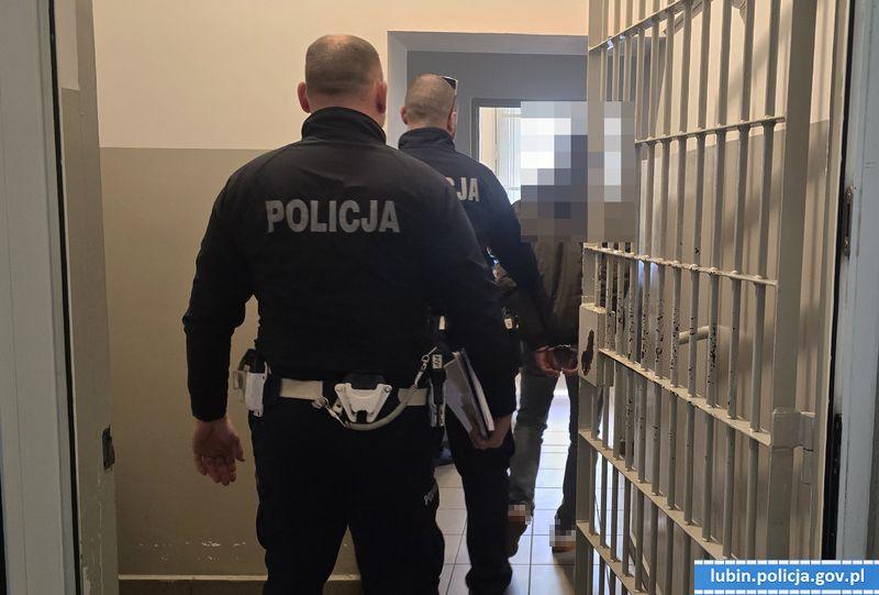 Pijany mechanik autem klientki pojechał na zakupy. Miał 2 promile i dwa zakazy