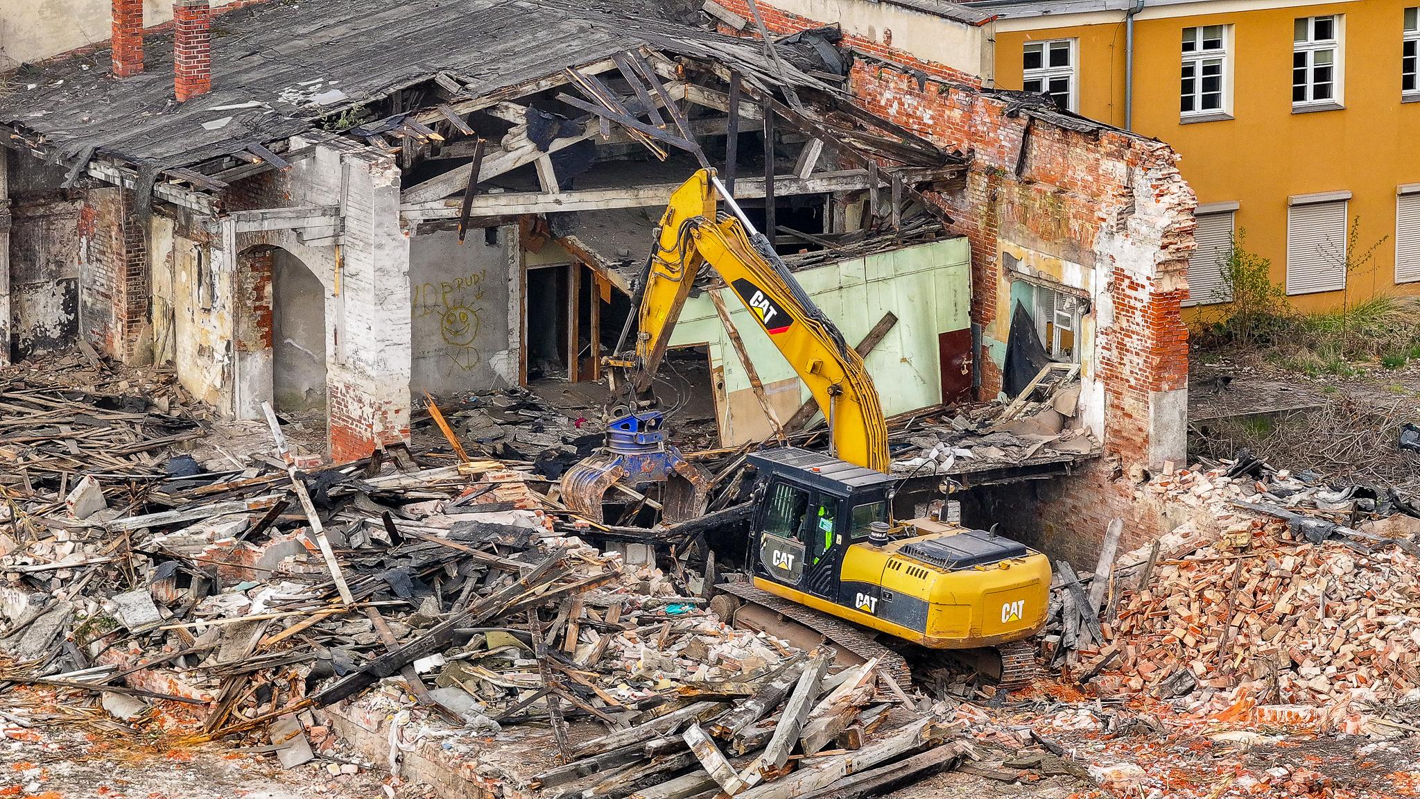 „Miejsce wstydu” przy legnickim dworcu znika na zawsze. Wjechały buldożery