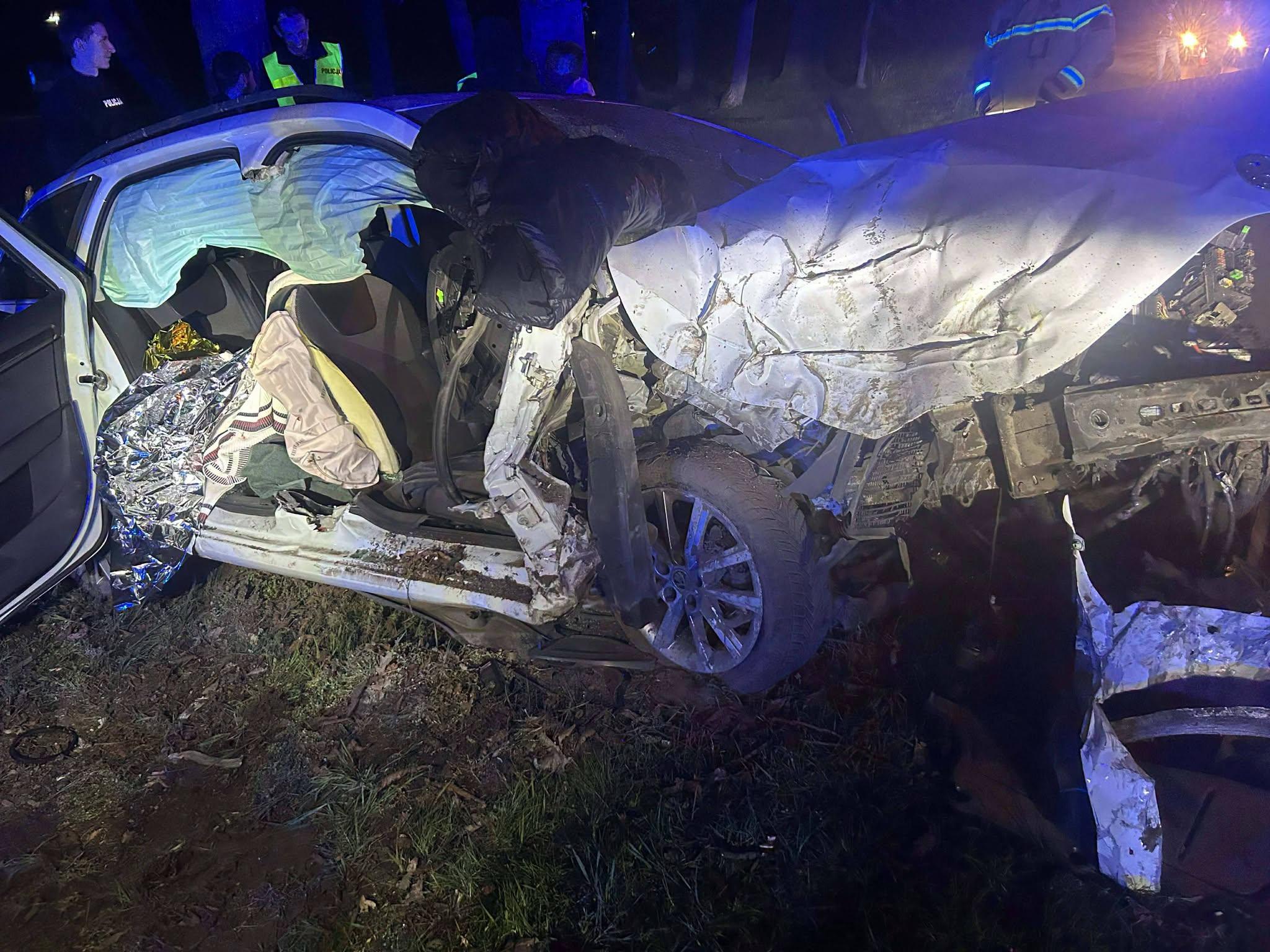 Nocny pościg zakończony wypadkiem. Auto roztrzaskało się na drzewie!