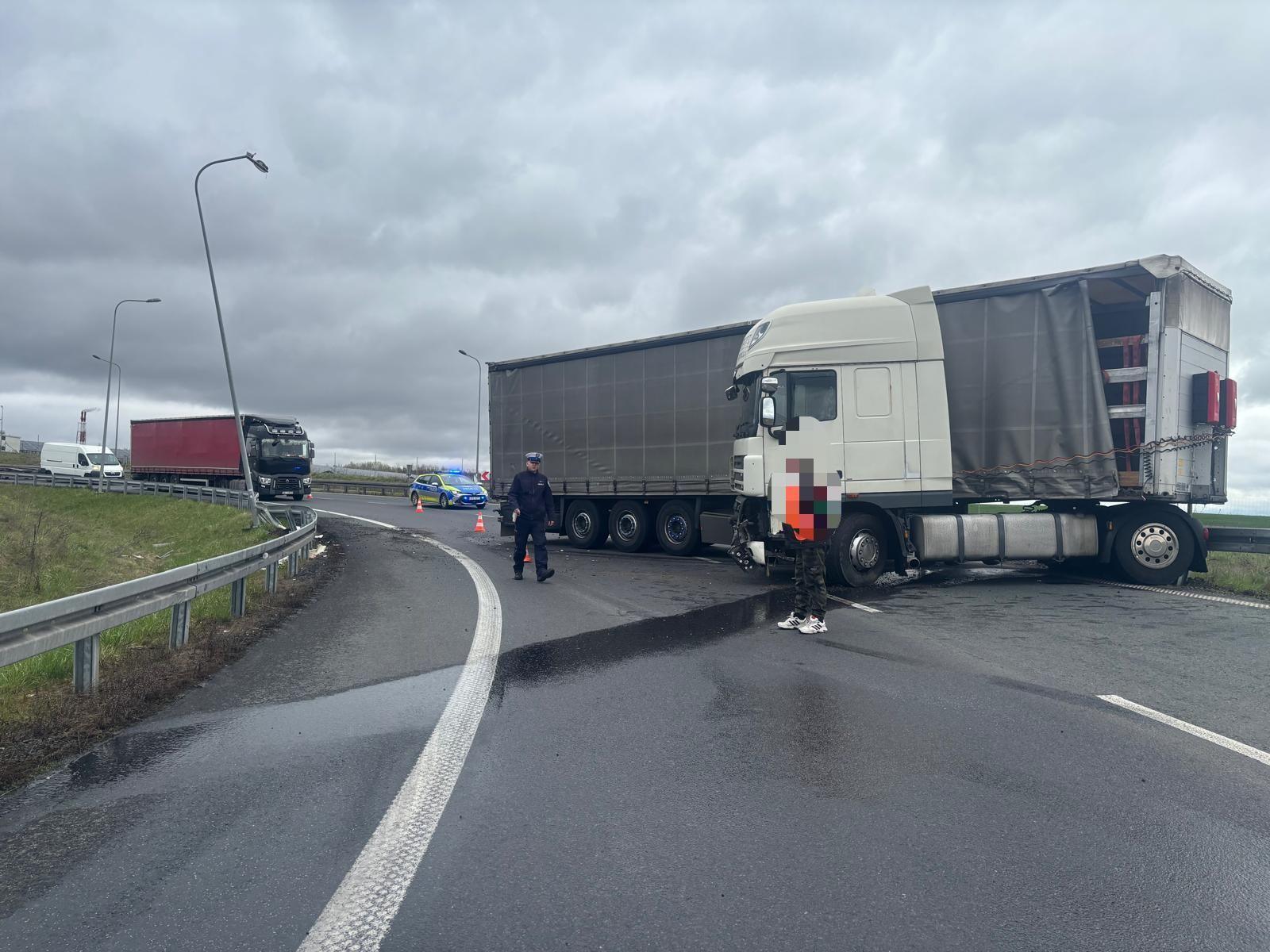Ciężarówka stanęła w poprzek drogi na wysokości Legnicy i zablokowała zjazd z A4 na S3