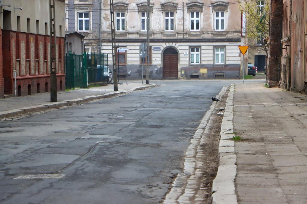 Nowy asfalt na Emilii Plater. Miasto ogłosiło przetarg na remont ulicy