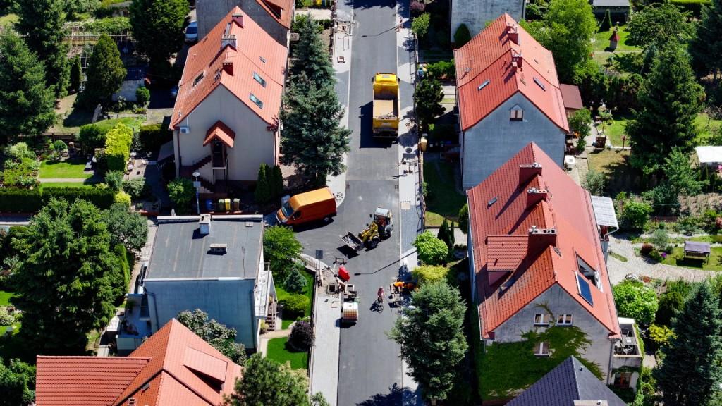Remont ul. Słonecznej na finiszu. Kierowcy i piesi niedługo skorzystają z odnowionej drogi