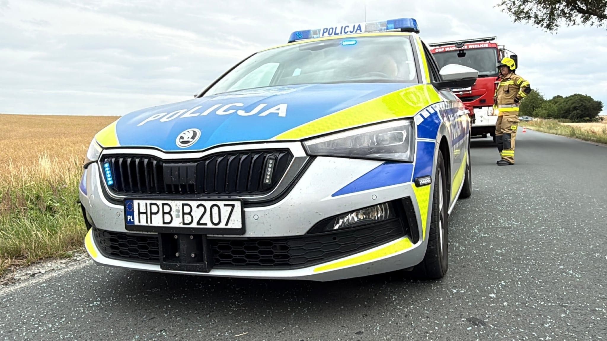 Uciekał przed policją i dachował w polu. Wcześniej staranował passata