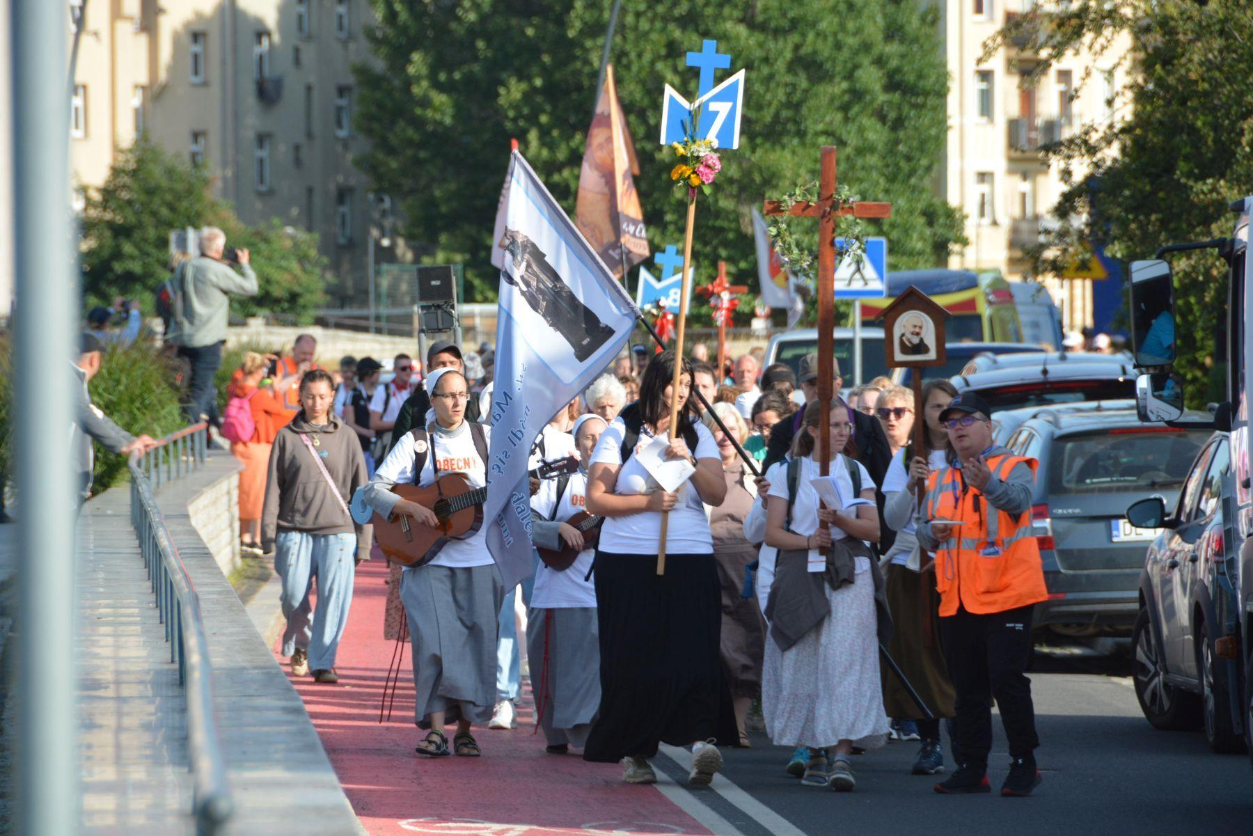 Dramatyczne chwile na legnickiej pielgrzymce. Kierowca pod wpływem narkotyków jechał prosto w grupę pątników!