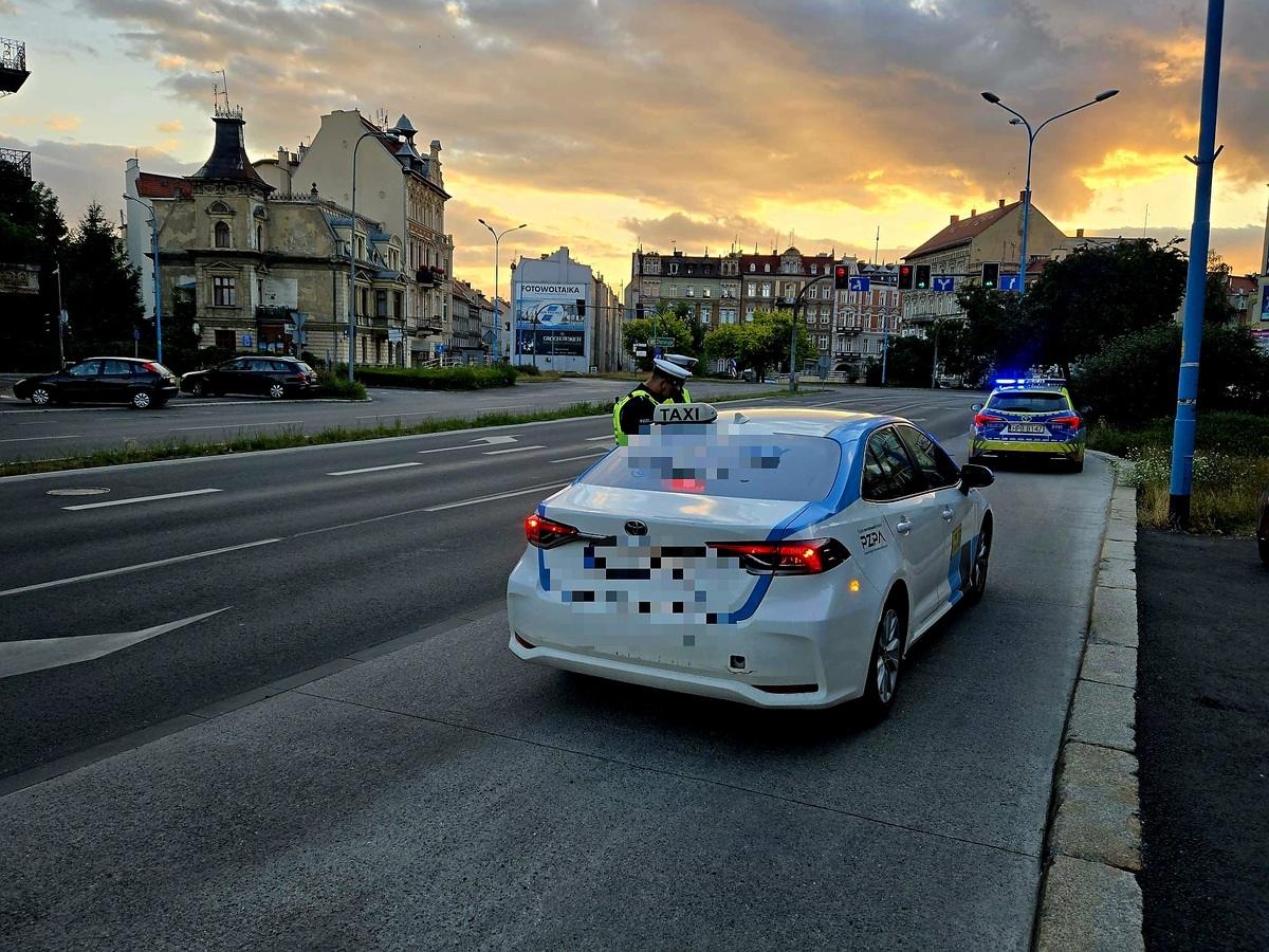 Akcja „TAXI” z Legnicy. 18 mandatów, zatrzymane dowody i kierowca pod wpływem narkotyków