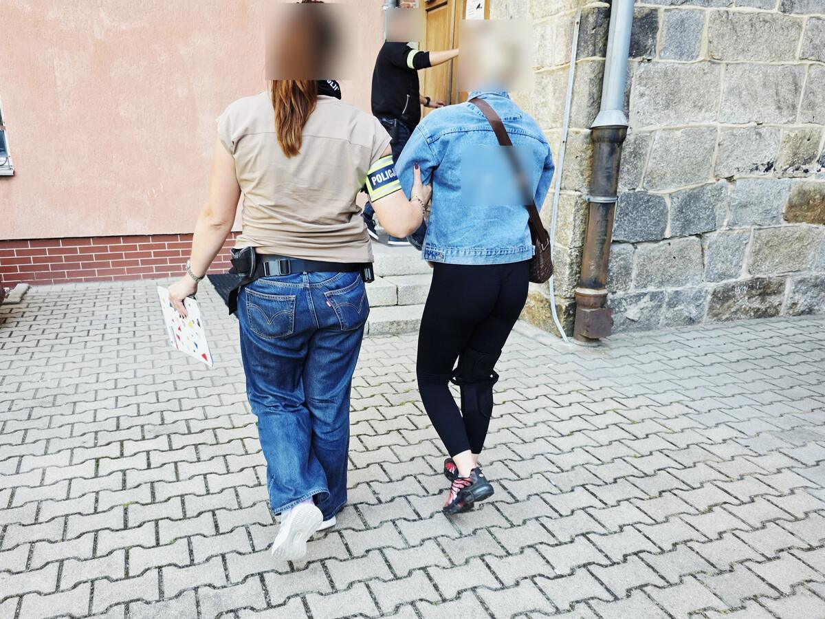 Zatrzymano kobietę, która zaatakowała nastoletnie Ukrainki. Grozi jej choćby 7,5 roku więzienia