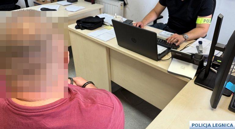 Zabrał dziecku telefon na placu zabaw. Nie spodziewał się, iż gwałtownie wpadnie