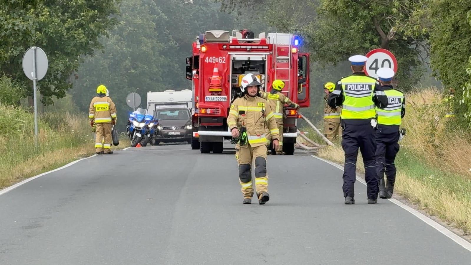 Strażacy gasili płonące ciężarówki i pole pszenicy [ZDJĘCIA]