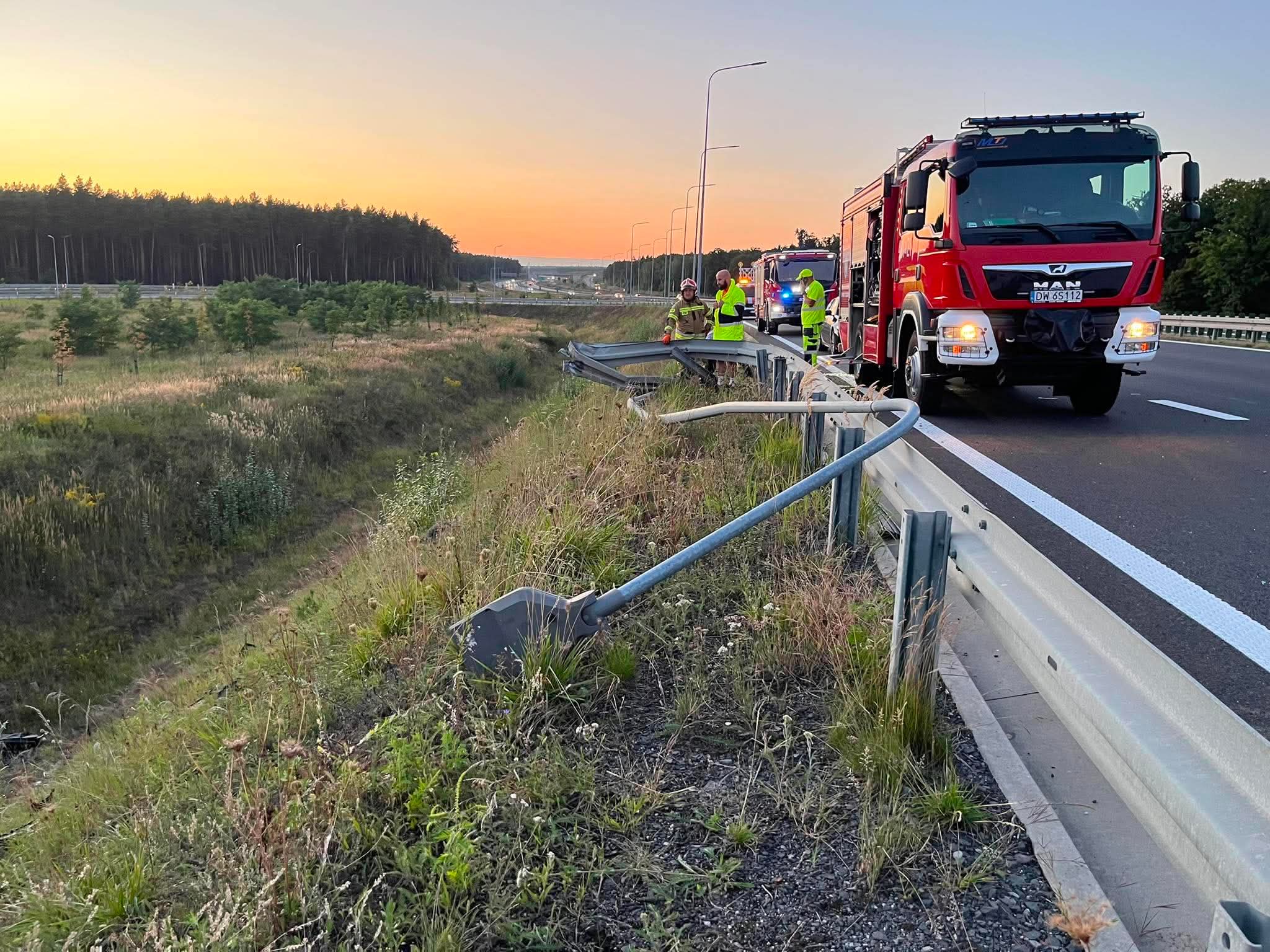 Koszmarny wypadek na S3. BMW przebiło bariery i stoczyło się ze skarpy