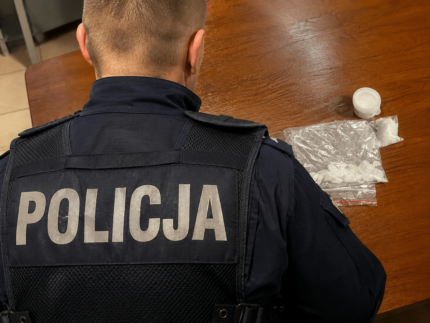 Nocny spacer ulicami Legnicy ze 180 porcjami metamfetaminy. 59-latek wpadł w ręce policji