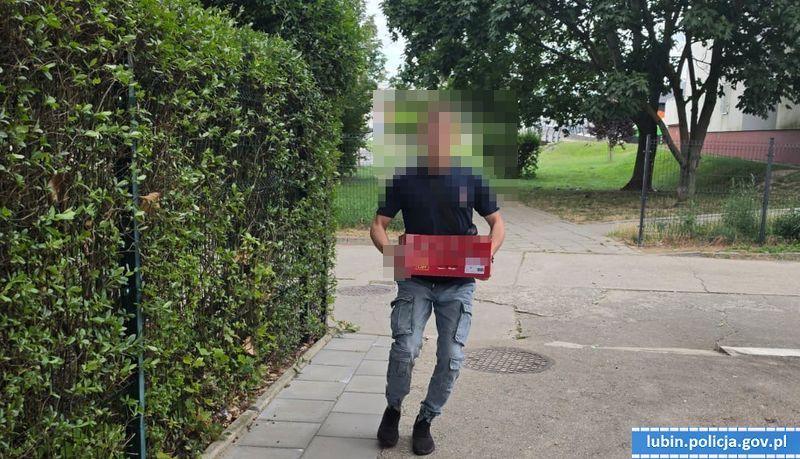 Zwrócił uwagę, bo miała nogi na siedzeniu. 24-latek rzucił butelką w autobus