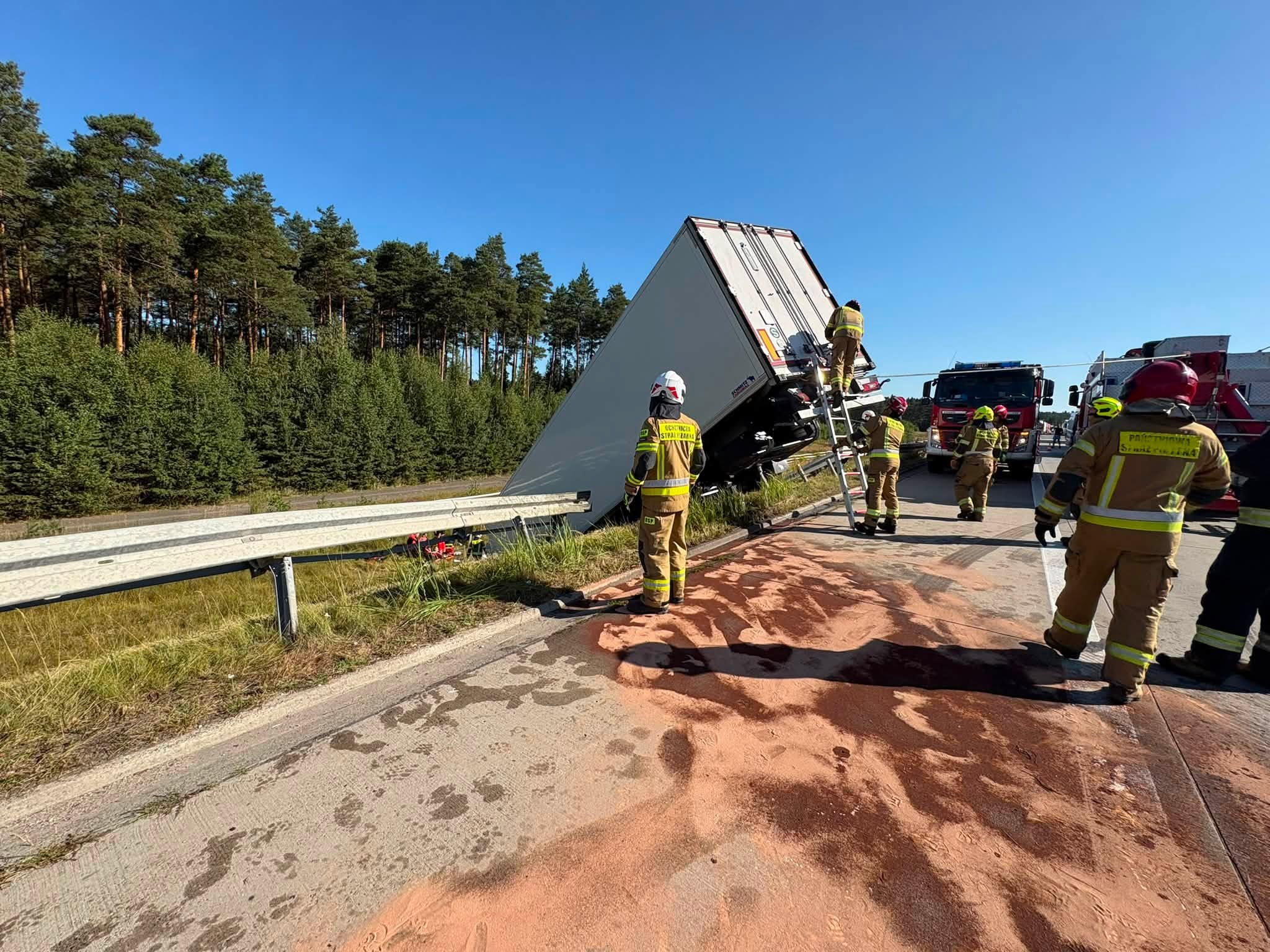Śmiertelny wypadek na A4 pod Bolesławcem. Ciężarówka przebiła bariery, kierowca nie żyje