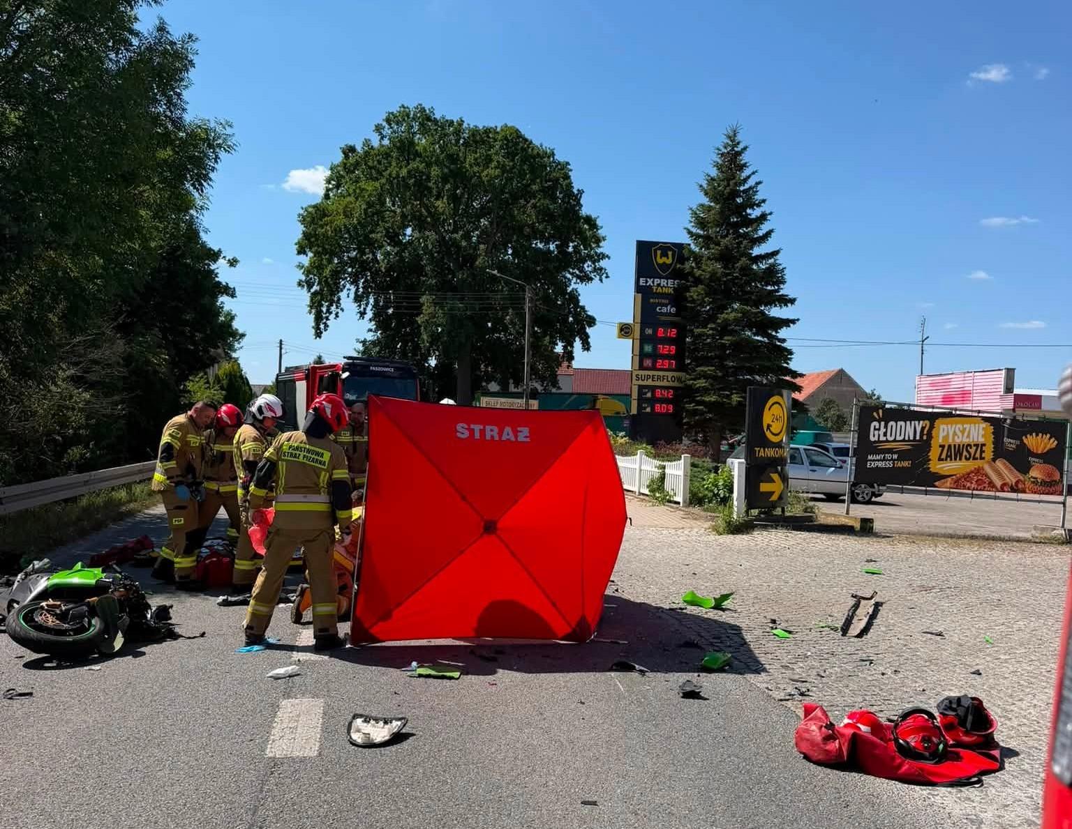 Groźny wypadek w Paszowicach. Motocykl zderzył się z osobówką