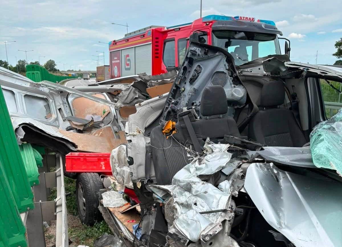 Koszmarny wypadek na A4 pod Legnicą. Bus wbił się w tył TIR-a