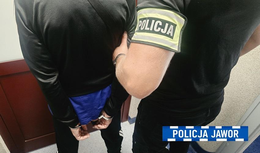 Ukrywał się przed sądem. W mieszkaniu znaleziono heroinę, metamfetaminę i marihuanę