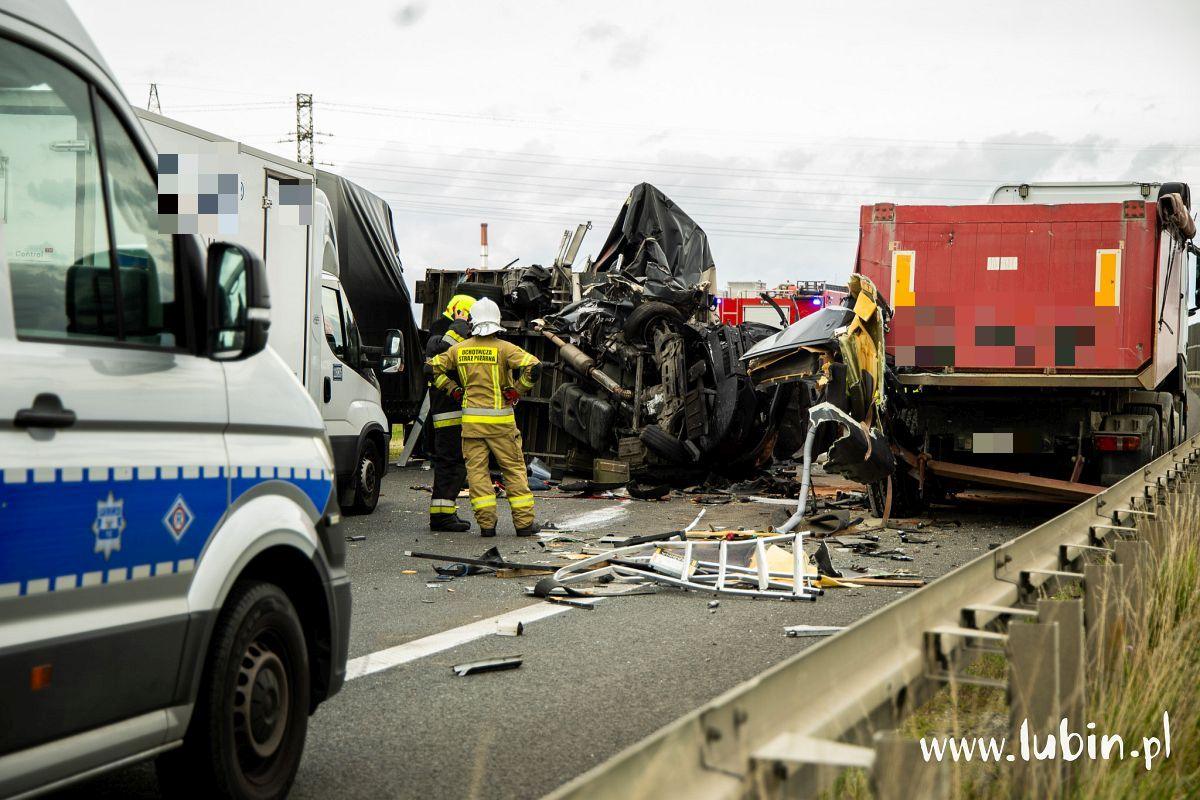 Ciężarówka stała na pasie awaryjnym. Bus wbił się w nią na S3. Jedna osoba ranna