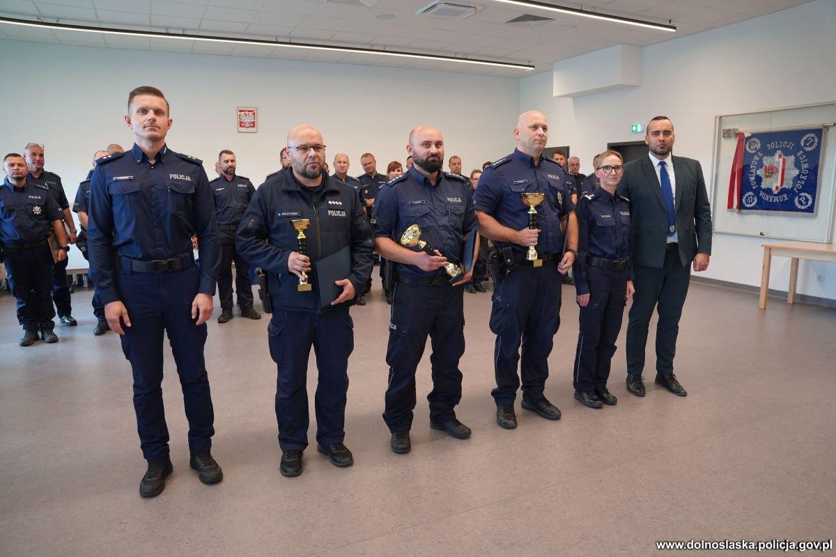 Taki dzielnicowy to skarb! Policjant z Legnicy najlepszy w województwie