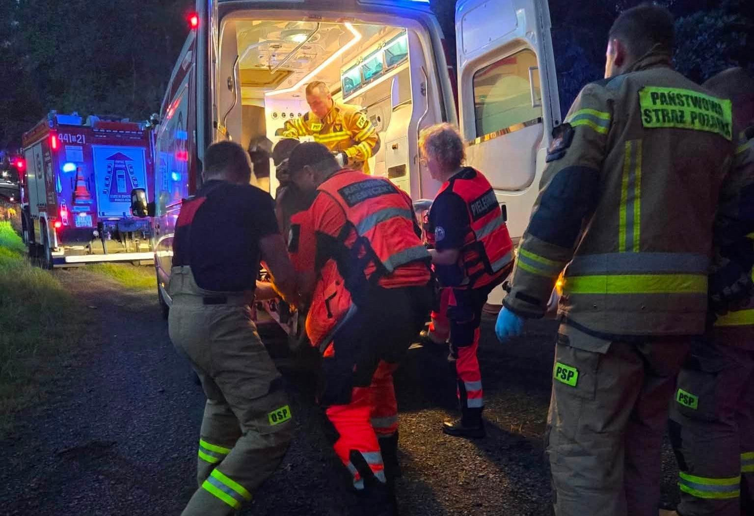 Dramatyczna walka o życie w środku lasu. Mężczyzna zasłabł w trudno dostępnym terenie