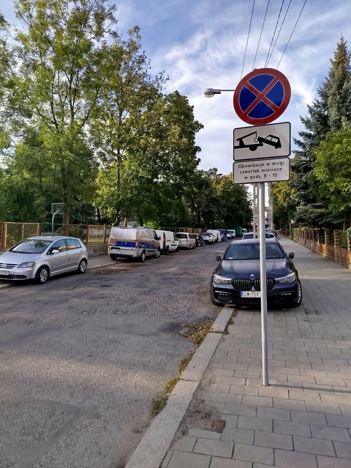 Uwaga kierowcy! Na tych ulicach będą zakazy parkowania. Samochody mogą zostać odholowane