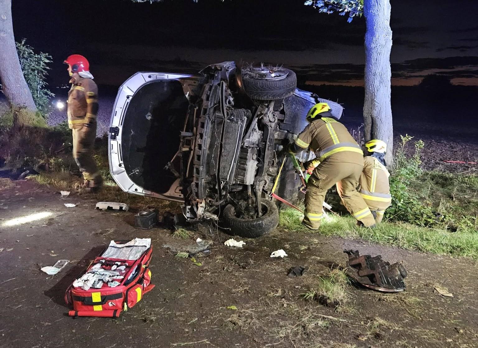 Dramat pod Bolesławcem. Dwie osoby zakleszczone we wraku. 19-latek nie żyje