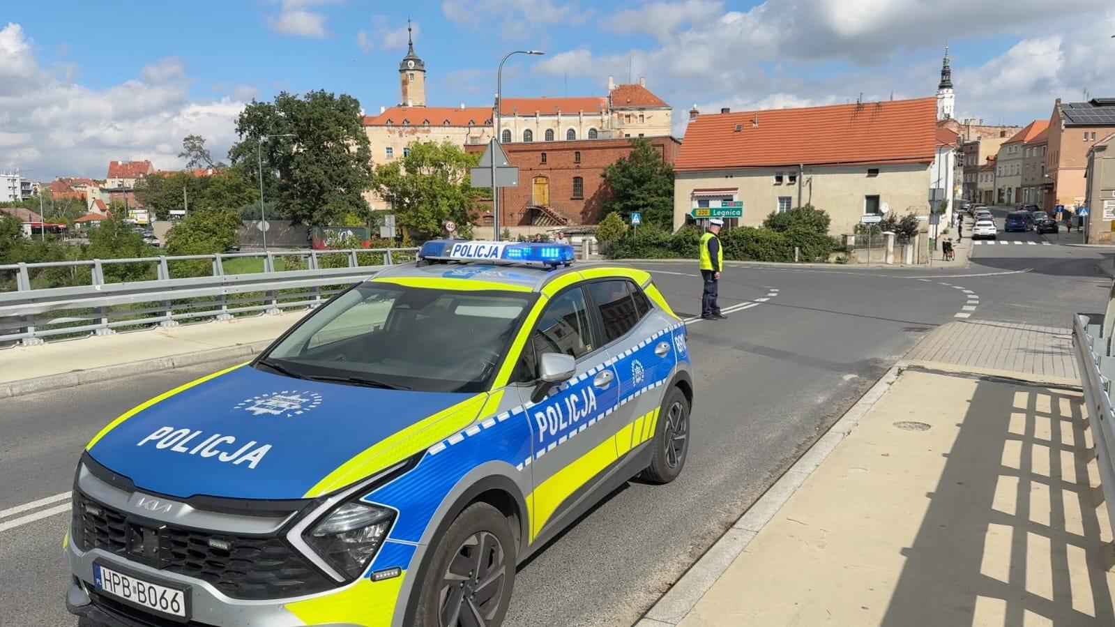 Wypadek w Jaworze. Ciężarówka wjechała w budynek [ZDJĘCIA]