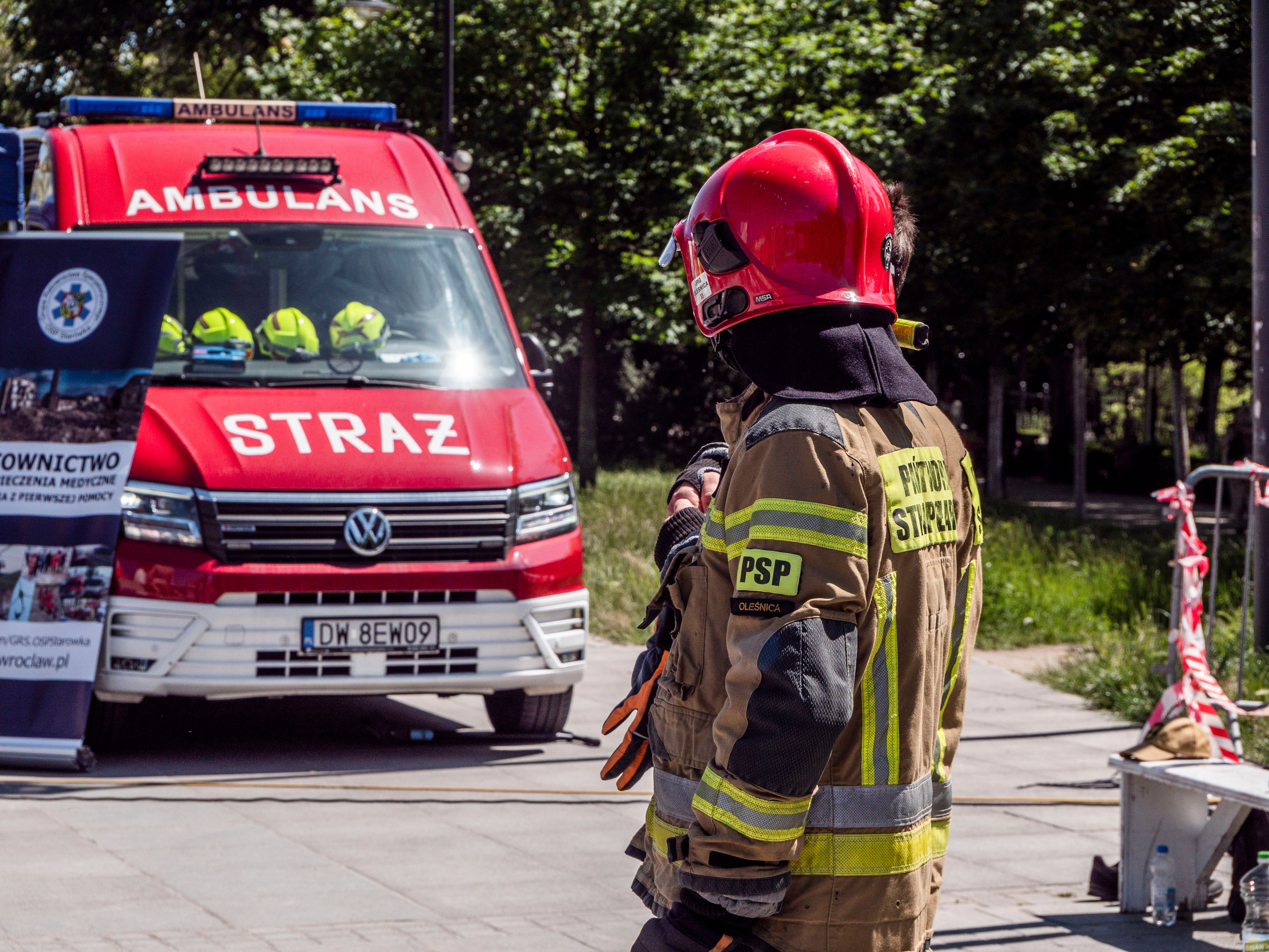 Dachowanie, rozcinanie auta i akcja ratunkowa na Rynku. Tego dnia w Legnicy zobaczymy, jak służby ratują życie