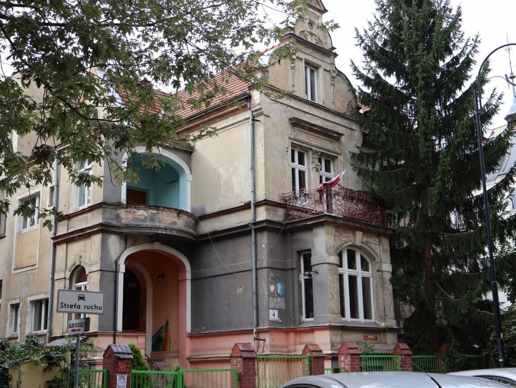 Zabytkowa willa na sprzedaż. Przez lata mieściło się w niej przedszkole