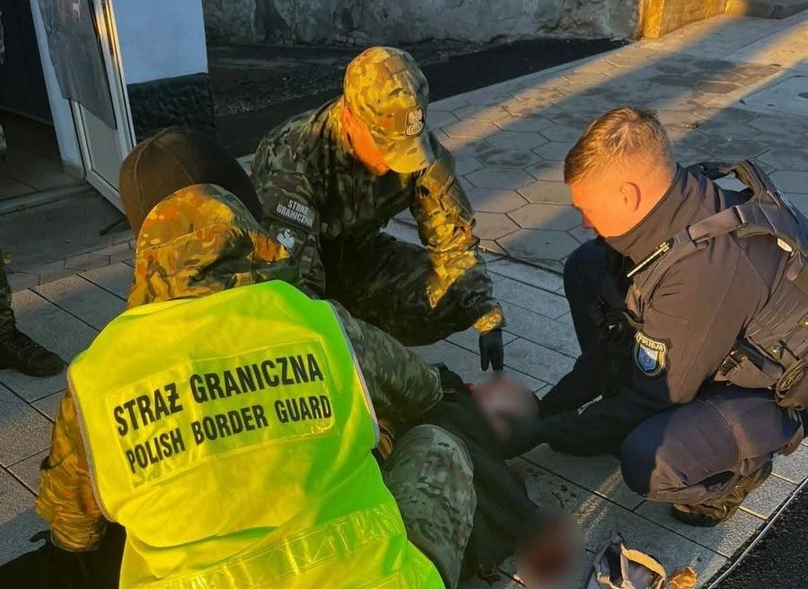 Dramatyczne sceny na ulicy. Legniccy policjanci ruszyli na ratunek