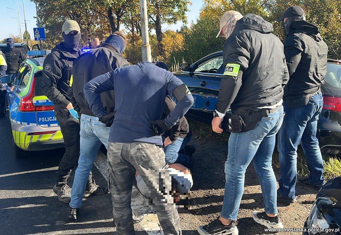 Policja zatrzymała pseudokibiców. Pościg na A4, narkotyki, broń, pieniądze