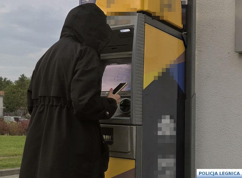 Tablet za 500 zł był przynętą! Oszuści z Chojnowa wpadli przy bankomacie